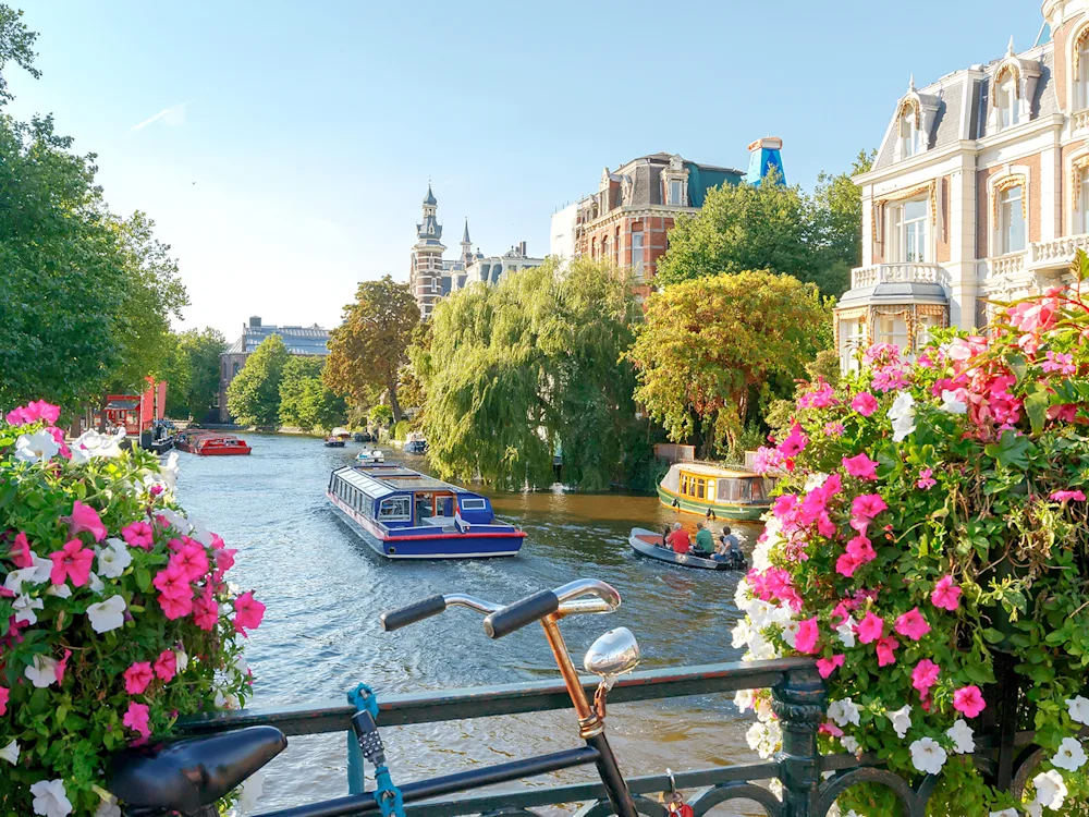 Amsterdam-Cruise-flowers-over-the-canal-swiper-hero-gallery