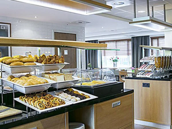 Amsterdam-holiday-inn-express-amsterdam-schipol-breakfast