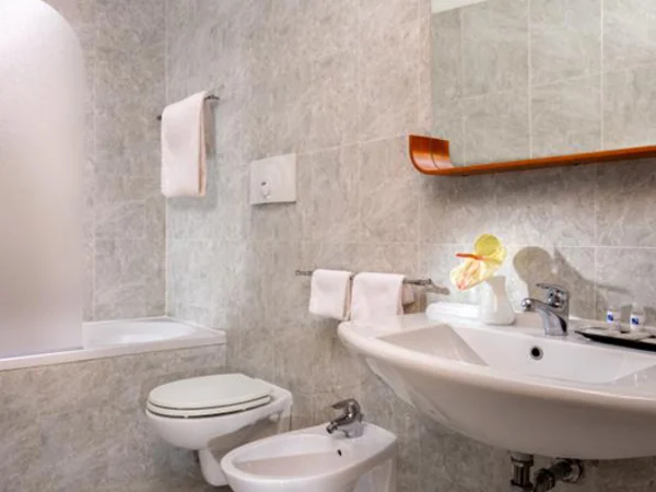 best-western-blu-hotel-roma-hotel-bathroom
