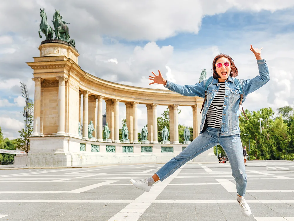 Budapest-Heroes-Square-swiper-hero-gallery