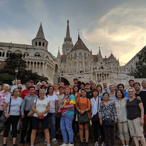budapest-hungary-group-photo-instagram-_expatexplore