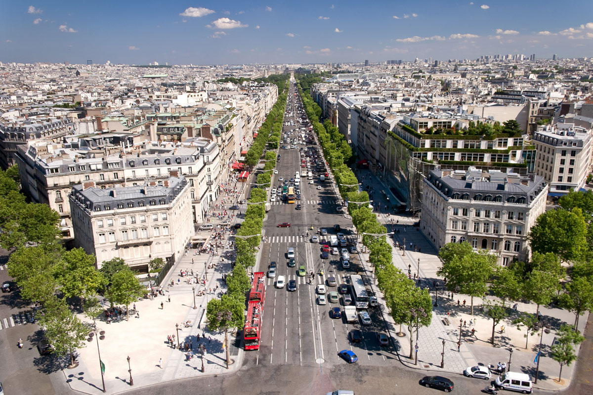 Champ_Elysees_Paris_ExpatExplore