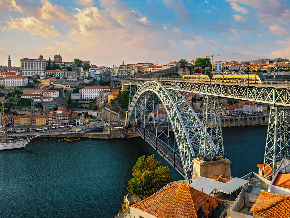 dom-luis-bridge-douro-city-porto-portugal-swiper-hero-gallery