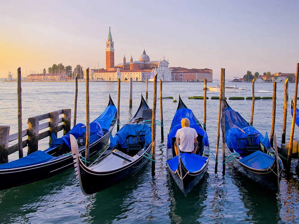 gondola-ride-venice-italy
