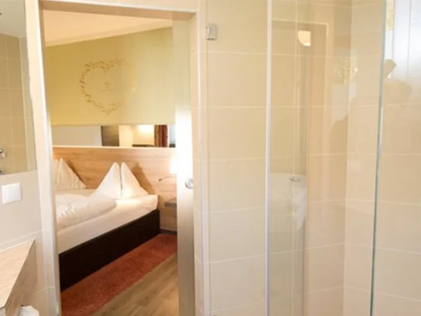 hotel-dollinger-bathroom