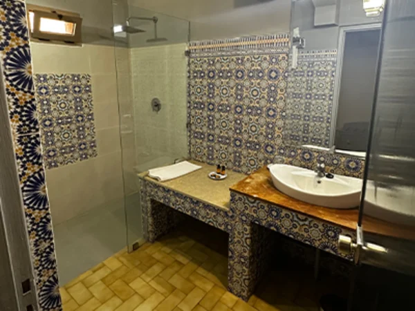 hotel-karam-palace-bathroom