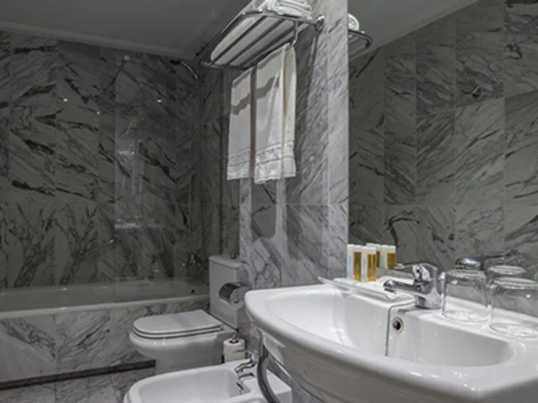 hotel-porcel-torre-garden-bathroom