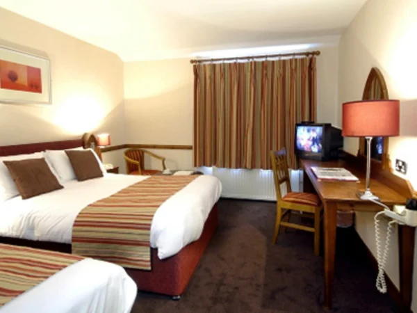 killarney-court-hotel-twin-bedroom
