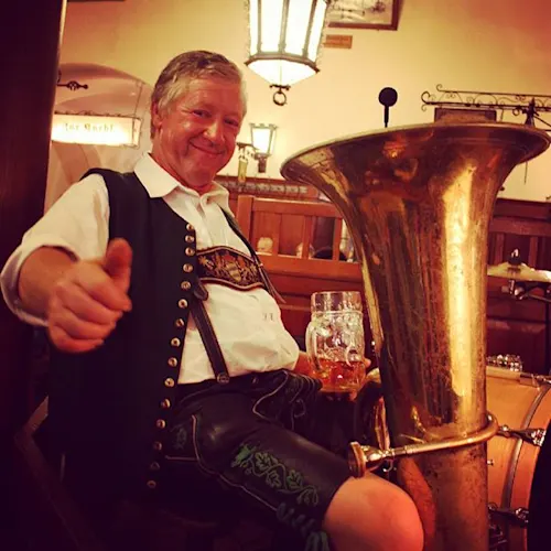 Munich-beerhall-music1-_scouserontour