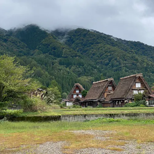 Shirakawa-go-small-traditional-village-Japan-instagram-_travelingdepression_