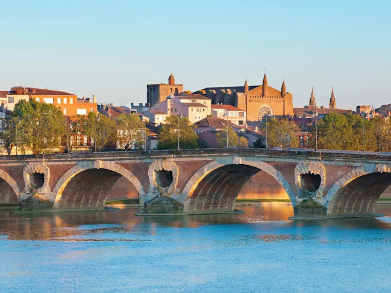 toulouse-pont-neuf-famous-bridge-france