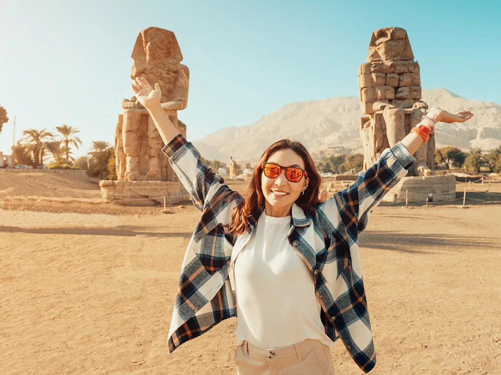 tourist-colossi-of-memnon-luxor-egypt-swiper-hero-gallery