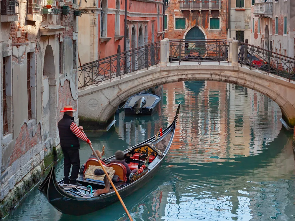 Venice-gondola-in-canal-swiper-hero-gallery