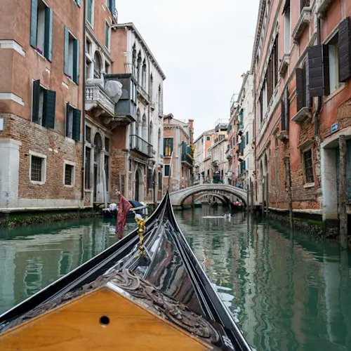 venice-gondola-ride-canal-italy-instagram-_geonburden
