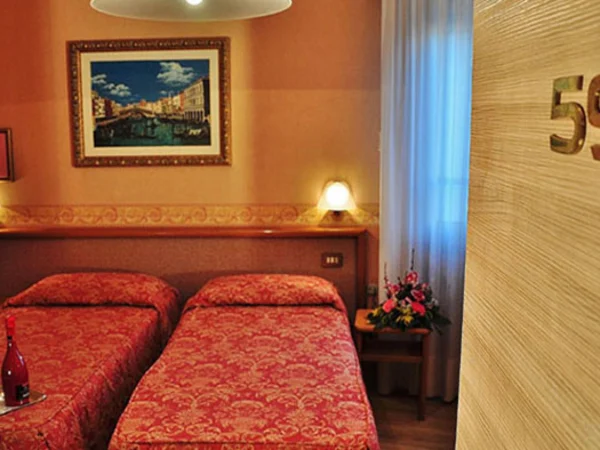 Venice-Hotel-Venezia-bedroom