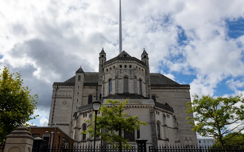 Discover Belfast on a driving tour