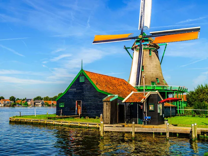 zaanse-schans-fully-operational-dutch-windmill-classic-europe-day2-1
