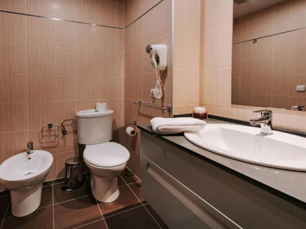 Zenit-Hall-88-studios-bath